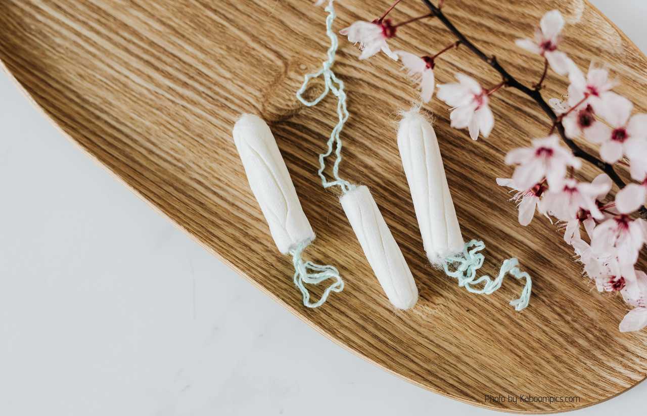 Tampons on a wooden tray with flowers